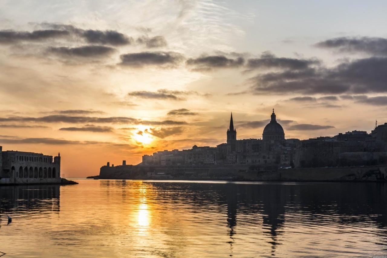 Luxury Apartment With Valletta And Harbour Views Sliema Bagian luar foto